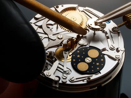 Frederique Constant Manufacture Classic Perpetual Calendar Automatik Edelstahl 40mm türkises Zifferblatt blaues Lederband limitiert – Herrenuhren Uhr mit Kalender aus Edelstahl und Leder. Das Gehäuse ist rund und silber. Das Lederarmband Kroko / Alligator ist blau. Das Zifferblatt ist ein Index in türkis. – Ansicht 5
