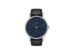 Nomos Glashütte Orion neomatik 39 Nachtblau Automatik Edelstahl 39mm blaues Zifferblatt schwarzes Lederband – Herrenuhren Uhr ohne Datum aus Edelstahl. Das Gehäuse ist rund und silber. Das Lederarmband ist schwarz. Das Zifferblatt ist ein Index in blau.