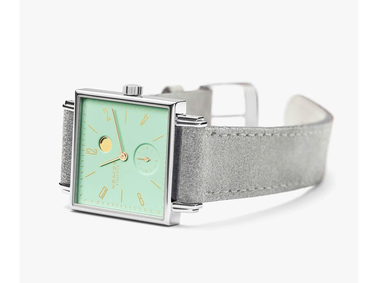 Nomos Glashütte Tetra Berliner Mischung Kleene Handaufzug Edelstahl 29mm türkises Zifferblatt graues Lederband – Damenuhren Uhr ohne Datum aus Edelstahl. Das Gehäuse ist quadratisch und silber. Das Lederarmband ist grau. Das Zifferblatt ist arabisch Index und grün. – Ansicht 2