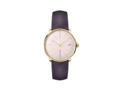 Junghans Meister fein Kleine Automatic Edelstahl PVD-Gelbgold 35mm rosa Zifferblatt auberginefarbenes Lederband – Damenuhren Uhr mit Datum aus Edelstahl und PVD beschichtet. Das Gehäuse ist rund und gelbgold. Das Lederarmband ist lila. Das Zifferblatt ist ein Index in rosa.
