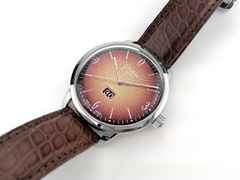Glashütte Original Sixties Panoramadatum Limited Edition Automatik Edelstahl 42mm oranges Zifferblatt braunes Lederband 2-39-47-09-02-04 Full Set Occasion Neu – Herrenuhren Uhr mit Datum aus Edelstahl. Das Gehäuse ist rund und silber. Das Lederarmband Kroko / Alligator ist braun. Das Zifferblatt ist arabisch Index und orange. – Ansicht 3