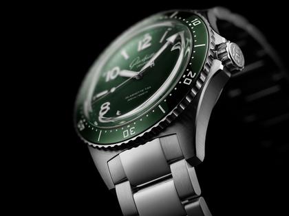 Glashütte Original SeaQ Panoramadatum Automatik Edelstahl 43mm grünes Zifferblatt Metallband – Herrenuhren Uhr mit Datum aus Edelstahl und Keramik. Das Gehäuse ist rund und silber. Das Edelstahlarmband ist silber. Das Zifferblatt ist arabisch Index und grün. – Ansicht 4