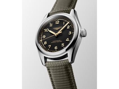 Longines Spirit Pilot Automatik Edelstahl 39mm schwarzes Zifferblatt grünes Textilband – Herrenuhren Uhr ohne Datum aus Edelstahl. Das Gehäuse ist rund und silber. Das Textilarmband ist grün. Das Zifferblatt ist arabisch und schwarz. – Ansicht 2