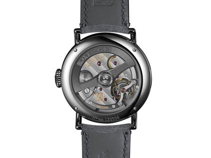 H. Moser & Cie. Heritage Dual Time Burgundy Fumé Automatik Edelstahl 42mm rotes Zifferblatt graues Lederband – Herrenuhren Uhr ohne Datum aus Edelstahl. Das Gehäuse ist rund und silber. Das Lederarmband ist grau. Das Zifferblatt ist arabisch und rot. – Ansicht 2