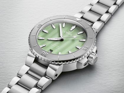 Oris Aquis Date Lady Automatik 36,5mm Edelstahl grünes Perlmutt-Zifferblatt Metallband – Damenuhren Uhr mit Datum aus Edelstahl. Das Gehäuse ist rund und silber. Das Edelstahlarmband ist silber. Das Zifferblatt ist ein Index in grün. – Ansicht 2