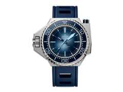Omega Seamaster Ploprof 1200M Automatik Edelstahl 55x45mm blaues Zifferblatt blaues Kautschukband Summer Blue – Herrenuhren Uhr ohne Datum aus Edelstahl und Kautschuk. Das Gehäuse ist rund und silber. Das Kautschuk / Kunststoff / Silikon Armband ist blau. Das Zifferblatt ist ein Index in blau.
