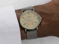 Nomos Glashütte Ahoi neomatik 38 Datum Sand Automatik Edelstahl sandfarbenes Zifferblatt dunkelgraues Textilband Glasboden – Herrenuhren Uhr mit Datum aus Edelstahl. Das Gehäuse ist rund und silber. Das Textilarmband ist grau. Das Zifferblatt ist arabisch Index und beige. – Ansicht 4