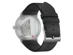 Junghans Max Bill Automatic Bauhaus Edelstahl 38mm weißes Zifferblatt schwarzes Lederband – Herrenuhren Uhr mit Datum aus Edelstahl. Das Gehäuse ist rund und silber. Das Lederarmband ist schwarz. Das Zifferblatt ist ein Index in weiß. – Ansicht 3