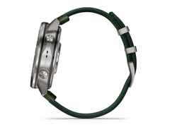 Garmin MARQ Golfer Gen 3 Titan 47mm digitales Display grünes Textilband – Herrenuhren Uhr Multifunktion aus Kautschuk, Keramik und Titan. Das Gehäuse ist rund und grau. Das Textilarmband ist grün. Der Zifferblatt ist digital. – Ansicht 3
