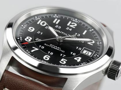 Hamilton Khaki Field Auto Edelstahl 38mm schwarzes Zifferblatt braunes Lederband – Herrenuhren Uhr mit Datum aus Edelstahl. Das Gehäuse ist rund und silber. Das Lederarmband ist braun. Das Zifferblatt ist arabisch Index und schwarz. – Ansicht 5