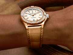 Breitling Super Chronomat Automatic 38 Origins Rotgold beiges Zifferblatt beiges Lederband – Damenuhren Uhr mit Datum aus 750 Rotgold, Keramik und Leder. Das Gehäuse ist rund und roségold. Das Lederarmband Kroko / Alligator ist braun. Das Zifferblatt ist ein Index in beige. – Ansicht 5