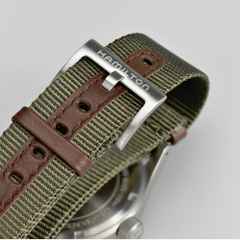 Hamilton Khaki Field Mechanical Handaufzug Edelstahl 38mm schwarzes Zifferblatt olivgrünes Textilband – Herrenuhren Uhr ohne Datum aus Edelstahl. Das Gehäuse ist rund und silber. Das Textilarmband ist grün. Das Zifferblatt ist arabisch und schwarz. – Ansicht 5