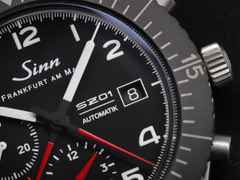 Sinn Spezialuhren 156.1 Fliegerchronograph Automatik Edelstahl 43mm schwarzes Zifferblatt schwarzes Lederband – Herrenuhren Chronograph aus Edelstahl. Das Gehäuse ist rund und silber. Das Lederarmband ist schwarz. Das Zifferblatt ist arabisch und schwarz. – Ansicht 4