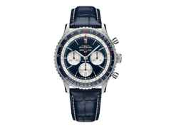 Breitling Navitimer B01 Chronograph 43 Tribute to Concorde Automatik Edelstahl blaues Zifferblatt blaues Lederband limitiert – Herrenuhren Chronograph aus Edelstahl und Leder. Das Gehäuse ist rund und silber. Das Lederarmband Kroko / Alligator ist blau. Das Zifferblatt ist ein Index in blau.