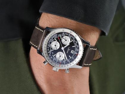 Sinn Spezialuhren 903 St II Navigationschronograph Automatik Edelstahl 41mm schwarzes Zifferblatt schwarzes Lederband – Herrenuhren Chronograph aus Edelstahl und Leder. Das Gehäuse ist rund und silber. Das Lederarmband ist schwarz. Das Zifferblatt ist arabisch Index und schwarz. – Ansicht 9