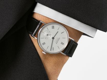 Nomos Glashütte Ludwig 36 Neomatik 75 Jahre Grundgesetz Automatik Edelstahl 36mm weißes Zifferblatt schwarzes Lederband limitiert – Damenuhren Uhr ohne Datum aus Edelstahl und Leder. Das Gehäuse ist rund und silber. Das Lederarmband ist schwarz. Das Zifferblatt ist römisch Index und weiß. – Ansicht 4