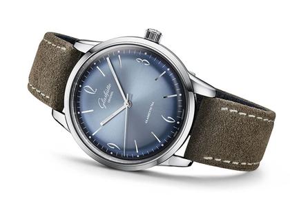 Glashütte Original Sixties Automatik Edelstahl 39mm blaues Zifferblatt braunes Textilband – Herrenuhren Uhr ohne Datum aus Edelstahl. Das Gehäuse ist rund und silber. Das Lederarmband ist braun. Das Zifferblatt ist arabisch Index und blau. – Ansicht 3