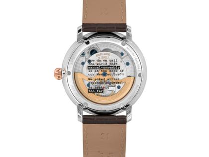 Frederique Constant Manufacture Slimline Moonphase Date Automatik Edelstahl 42mm silbernes Zifferblatt braunes Lederband limitiert – Herrenuhren Uhr mit Datum aus Edelstahl und Leder. Das Gehäuse ist rund und silber. Das Lederarmband Kroko / Alligator ist braun. Das Zifferblatt ist ein Index in silber. – Ansicht 2