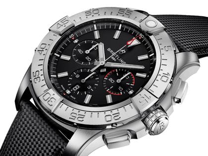 Breitling Super Avenger B01 Chronograph 46 Automatik Titan schwarzes Zifferblatt schwarzes Lederband – Herrenuhren Chronograph aus Titan. Das Gehäuse ist rund und grau. Das Lederarmband ist schwarz. Das Zifferblatt ist ein Index in schwarz. – Ansicht 2
