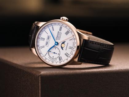 Union Glashütte 1893 Johannes Dürrstein Mondphase Limited Edition Handaufzug Rotgold 41mm weißes Zifferblatt braunes Lederband – Herrenuhren Uhr mit Datum aus 750 Rotgold und Leder. Das Gehäuse ist rund und roségold. Das Lederarmband ist braun. Das Zifferblatt ist arabisch römisch und weiß. – Ansicht 6