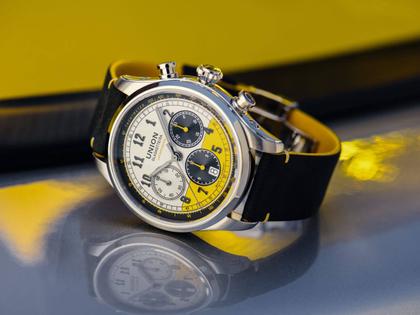 Union Glashütte Belisar Chronograph Speedster Limited Edition 2022 – Herrenuhren Chronograph aus Edelstahl. Das Gehäuse ist rund und silber. Das Lederarmband ist schwarz. Das Zifferblatt ist arabisch Index und gelb. – Ansicht 2