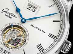 Glashütte Original Senator Alfred Helwig Tourbillon Automatik Weißgold 42mm weißes Zifferblatt blaues Lederband Limited Edition – Herrenuhren Uhr mit Datum aus 750 Weißgold. Das Gehäuse ist rund und silber. Das Lederarmband Kroko / Alligator ist blau. Das Zifferblatt ist römisch und silber. – Ansicht 3