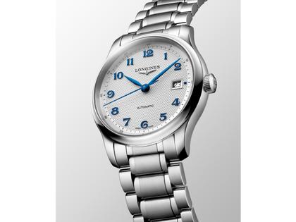 Longines Master Collection Automatik Edelstahl 39mm silbernes Zifferblatt Metallband – Herrenuhren Uhr mit Datum aus Edelstahl. Das Gehäuse ist rund und silber. Das Edelstahlarmband ist silber. Das Zifferblatt ist arabisch und silber. – Ansicht 3