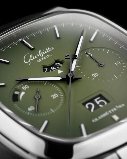 Glashütte Original Seventies Chronograph Panoramadatum Automatik Edelstahl 40mm Fab Green Metallband – Herrenuhren Chronograph aus Edelstahl. Das Gehäuse ist quadratisch und silber. Das Edelstahlarmband ist silber. Das Zifferblatt ist ein Index in grün. – Ansicht 4