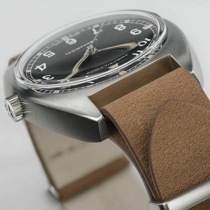 Hamilton Khaki Aviation Pilot Pioneer Mechanical Handaufzug Edelstahl 36x33mm graues Zifferblatt braunes Lederband – Herrenuhren Uhr ohne Datum aus Edelstahl und Leder. Das Gehäuse ist rund und silber. Das Lederarmband ist braun. Das Zifferblatt ist arabisch und schwarz. – Ansicht 4
