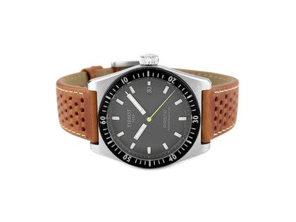 Herrenuhren Uhr mit Datum aus Edelstahl. Das Gehäuse ist rund und grau. Das Lederarmband ist braun. Das Zifferblatt ist ein Index in schwarz.