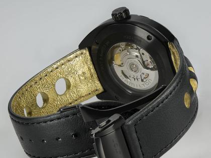 Hamilton American Classic Pan Europ Day Date Automatik Edelstahl schwarz beschichtet schwarz Lederband schwarz – Herrenuhren Uhr mit Datum aus Edelstahl und Leder. Das Gehäuse ist rund und schwarz. Das Lederarmband ist schwarz. Das Zifferblatt ist ein Index in schwarz. – Ansicht 7