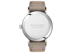 Nomos Glashütte Tangente 33 Duo Handaufzug Edelstahl 33mm weißes Zifferblatt beiges Lederband Stahlboden – Damenuhren Uhr ohne Datum aus Edelstahl. Das Gehäuse ist rund und silber. Das Lederarmband ist beige. Das Zifferblatt ist arabisch Index und weiß. – Ansicht 2