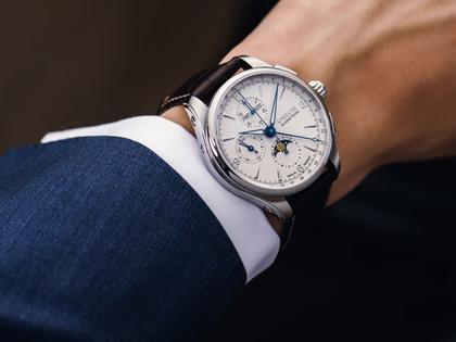 Union Glashütte Belisar Chronograph Mondphase Automatik Edelstahl 42mm weißes Zifferblatt braunes Lederband – Herrenuhren Chronograph aus Edelstahl. Das Gehäuse ist rund und silber. Das Lederarmband ist braun. Das Zifferblatt ist arabisch Index und weiß. – Ansicht 4