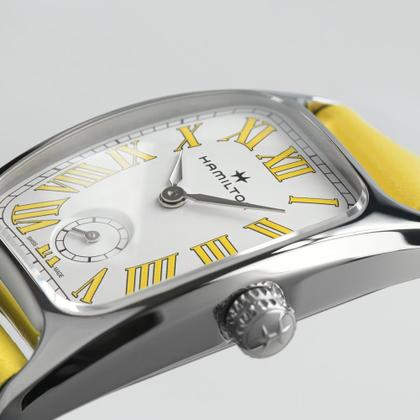 Hamilton American Classic Boulton Small Second M Quarz Edelstahl weißes Zifferblatt gelbes Lederband – Herrenuhren Uhr ohne Datum aus Edelstahl und Leder. Das Gehäuse ist rechteckig und silber. Das Lederarmband ist gelb. Das Zifferblatt ist römisch und weiß. – Ansicht 4