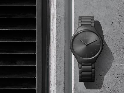 Rado True Thinline Les Couleurs Le Corbusier Quarz Keramik Iron Grey 32010 – Damenuhren Uhr ohne Datum aus Keramik und Titan. Das Gehäuse ist rund und grau. Das Keramikarmband ist grau. Das Zifferblatt ist ein Index in grau. – Ansicht 3