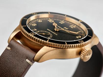 Hamilton Khaki Aviation Pilot Pioneer Mechanical Handaufzug Bronze 43mm schwarzes Zifferblatt braunes Lederband – Herrenuhren Uhr ohne Datum aus Bronze und Leder. Das Gehäuse ist rund und gelbgold. Das Lederarmband ist braun. Das Zifferblatt ist arabisch und schwarz. – Ansicht 5