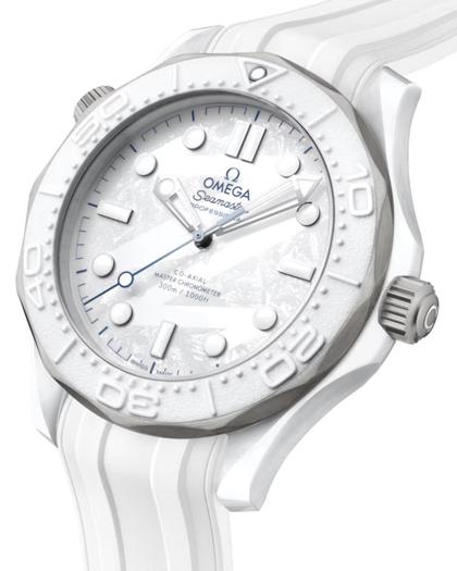 Omega Seamaster Diver 300M Automatik Keramik Titan 43,5mm Milano Cortina 2026 weißes Zifferblatt weißes Kautschukband – Herrenuhren Uhr ohne Datum aus Keramik und Titan. Das Gehäuse ist rund und weiß. Das Kautschuk / Kunststoff / Silikon Armband ist weiß. Das Zifferblatt ist ein Index in weiß. – Ansicht 3