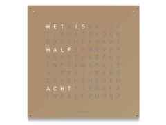 Qlocktwo Earth 90 Hazelnut mit weiß lackiertem Holz – Großuhren Wanduhr aus Edelstahl. Das Gehäuse ist quadratisch. Das Zifferblatt ist digital und braun.