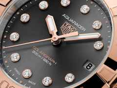 TAG Heuer Aquaracer Professional 200 Solargraph Quarz Edelstahl Roségold 34mm schwarzes Perlmutt-Zifferblatt mit Brillanten Metallband – Damenuhren Uhr mit Datum aus 750 Rotgold und Edelstahl. Das Gehäuse ist rund und silber-roségold. Das Edelstahlarmband mit Gold ist silber-roségold. Das Zifferblatt ist ein Index in schwarz. – Ansicht 5