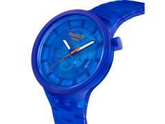 Swatch Big Bold Biosourced Colours of Joy Navy Quarz Kunststoff 47mm blaues Zifferblatt blaues Kunststoffband – Herrenuhren Uhr ohne Datum aus Bio-Kunststoff und Kunststoff. Das Gehäuse ist rund und blau. Das Kautschuk / Kunststoff / Silikon Armband ist blau. Das Zifferblatt ist ohne Zeichen und blau. – Ansicht 2