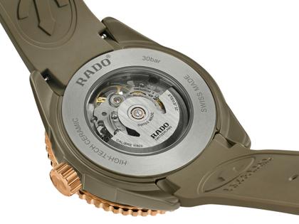 Rado Captain Cook High-Tech Ceramic Skeleton Automatik Keramik 43mm graues Zifferblatt olivgrünes Kautschukband – Herrenuhren Uhr ohne Datum aus Edelstahl, Kautschuk, Keramik, PVD beschichtet und Titan. Das Gehäuse ist rund und grau. Das Kautschuk / Kunststoff / Silikon Armband ist grau. Das Zifferblatt ist ein Index in grau. – Ansicht 5