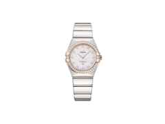 Omega Constellation Quarz Edelstahl 28mm Perlmutt Zifferblatt mit Brillanten Metallband – Damenuhren Uhr ohne Datum aus 750 Gelbgold und Edelstahl. Das Gehäuse ist rund und silber-gelbgold. Das Edelstahlarmband mit Gold ist silber-gelbgold. Das Zifferblatt ist ein Index in weiß.