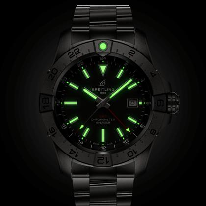 Breitling Avenger GMT 44 Automatik Edelstahl schwarzes Zifferblatt Metallband – Herrenuhren Uhr mit Datum aus Edelstahl. Das Gehäuse ist rund und silber. Das Edelstahlarmband ist silber. Das Zifferblatt ist ein Index in schwarz. – Ansicht 7