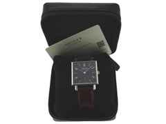 Nomos Glashütte Tetra "175 Years Watchmaking" Black Limited Edition Automatik Edelstahl 33x33mm 421.S4 Full Set Occasion Neu – Herrenuhren Uhr ohne Datum aus Edelstahl. Das Gehäuse ist quadratisch und silber. Das Lederarmband ist braun. Das Zifferblatt ist arabisch Index und schwarz. – Ansicht 3