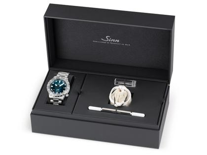 Sinn Spezialuhren U15 Taucheruhr Limited Edition Automatik Edelstahl 41mm blau-grünes Zifferblatt Metallband – Herrenuhren Uhr mit Datum aus Edelstahl. Das Gehäuse ist rund und grau. Das Edelstahlarmband ist grau. Das Zifferblatt ist ein Index in blau. – Ansicht 5