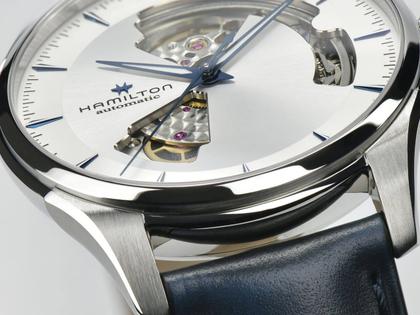 Hamilton Jazzmaster Open Heart Automatik Edelstahl 40mm silbernes Zifferblatt blaues Lederband – Herrenuhren Uhr ohne Datum aus Edelstahl und Leder. Das Gehäuse ist rund und silber. Das Lederarmband ist blau. Das Zifferblatt ist ein Index in silber. – Ansicht 4