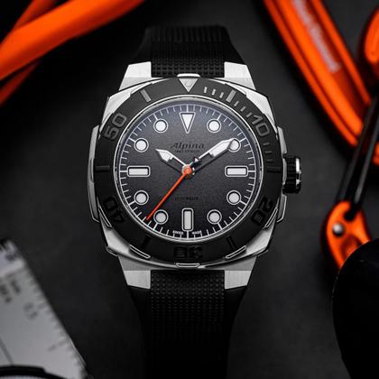 Alpina Seastrong Diver Extreme Automatik Edelstahl 39mm schwarzes Zifferblatt schwarzes Kautschukband Special Edition – Herrenuhren Uhr ohne Datum aus Edelstahl und Kautschuk. Das Gehäuse ist rund und silber. Das Kautschuk / Kunststoff / Silikon Armband ist schwarz. Das Zifferblatt ist ein Index in schwarz. – Ansicht 5