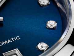 TAG Heuer Carrera Date Automatik Edelstahl 29mm blaues Zifferblatt mit Brillanten Metallband – Damenuhren Uhr mit Datum aus Edelstahl. Das Gehäuse ist rund und silber. Das Edelstahlarmband ist silber. Das Zifferblatt ist ein Index in blau. – Ansicht 3