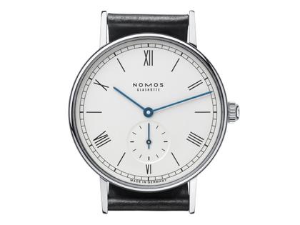Nomos Glashütte Ludwig 35 Handaufzug Edelstahl weißes Zifferblatt Metallband Glasboden – Herrenuhren Uhr ohne Datum aus Edelstahl und Leder. Das Gehäuse ist rund und silber. Das Edelstahlarmband ist silber. Das Zifferblatt ist römisch Index und silber. – Ansicht 2