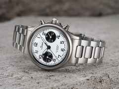 Sinn Spezialuhren 356 FLIEGER Klassik W Chronograph Automatik Edelstahl 38,5mm weißes Zifferblatt Metallband – Herrenuhren Chronograph aus Edelstahl. Das Gehäuse ist rund und grau. Das Edelstahlarmband ist grau. Das Zifferblatt ist arabisch und weiß. – Ansicht 2